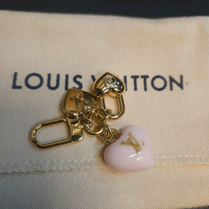 루이비통 키홀더 마이크로 참 LV 하트 m01554