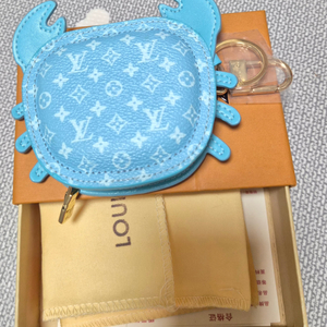 루이비통 꽃게 키링 (하늘색)