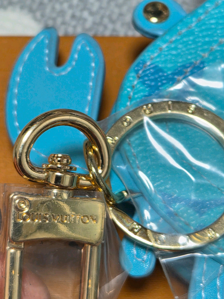 루이비통 꽃게 키링 (하늘색)--2