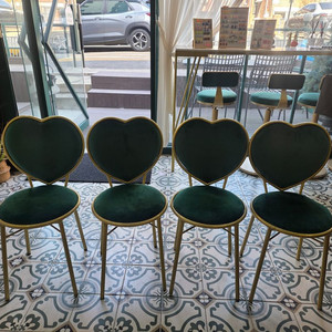 하트 모양 의자 4개 세트 카페의자 업소용의자 티테이블의자 대기실의자 디자인의 이미지