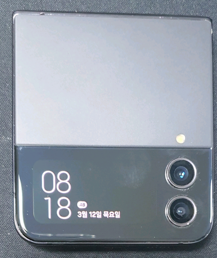갤럭시 플립4 액정 고장 폰 팝니다.--1