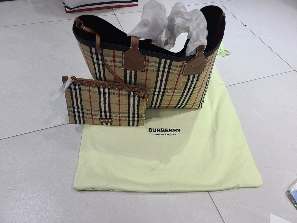 버버리 미디움 런던 체크 토트백(새상품)--1