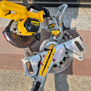 디월트 슬라이딩 각도절단기 이미지