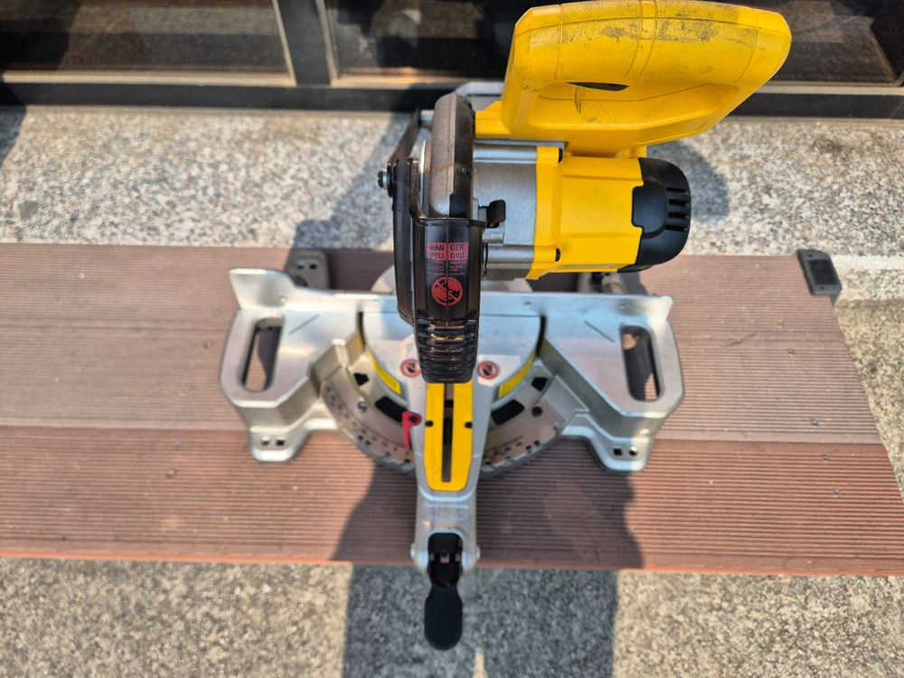 디월트 슬라이딩 각도절단기 이미지