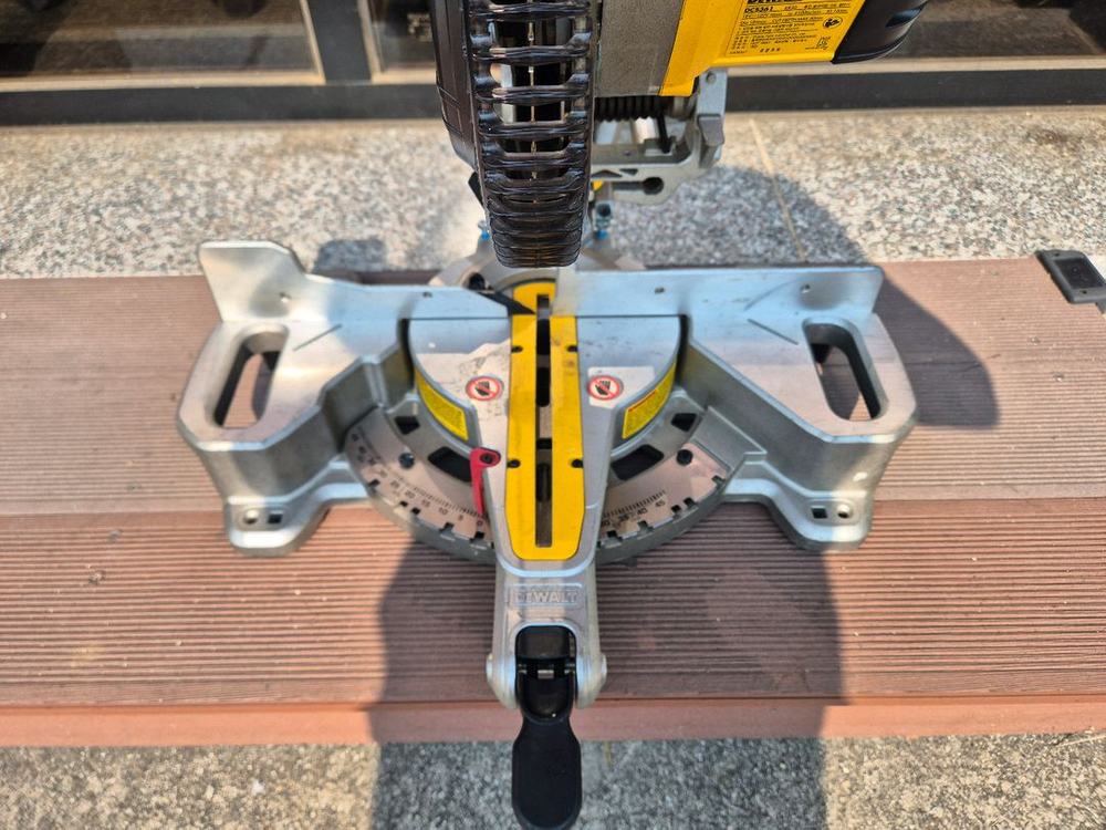 디월트 슬라이딩 각도절단기 이미지