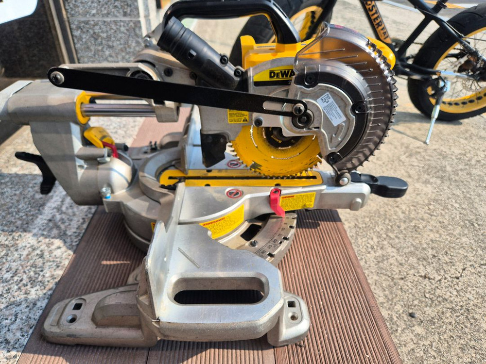 디월트 슬라이딩 각도절단기 이미지