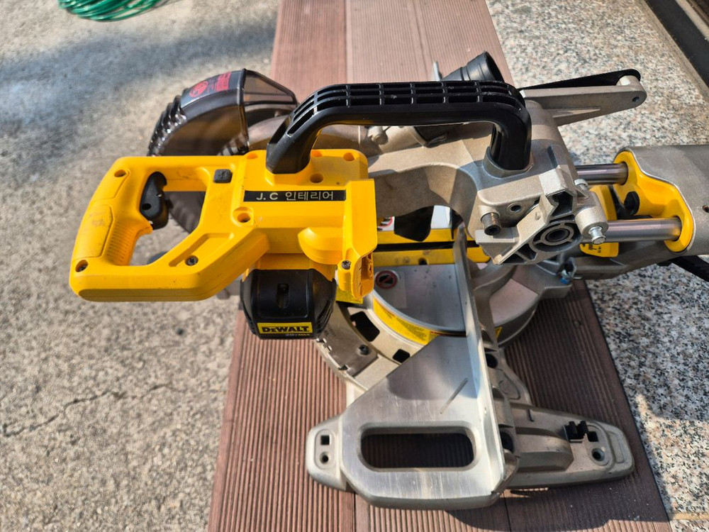 디월트 슬라이딩 각도절단기 이미지