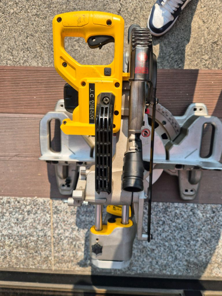 디월트 슬라이딩 각도절단기 이미지