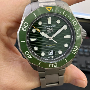 [중고]태그호이어 아쿠아레이서300 티타늄 그린 판매합니다. 이미지