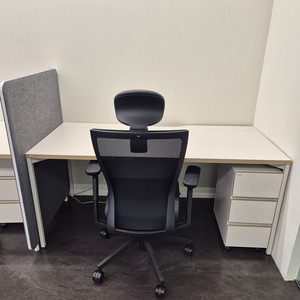 데스커 사무용 책상, 서랍장, 시디즈 의자,파티션 세트