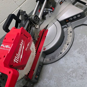 밀워키 M18 FMS305 슬라이딩 각도절단기 이미지