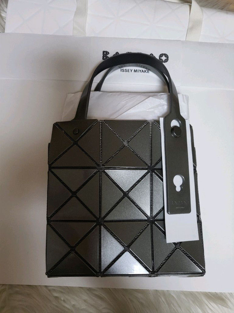 이세이미야케 바오바오 캐럿 백 미니 건메탈 이미지