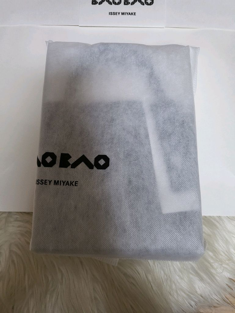 이세이미야케 바오바오 캐럿 백 미니 건메탈 이미지