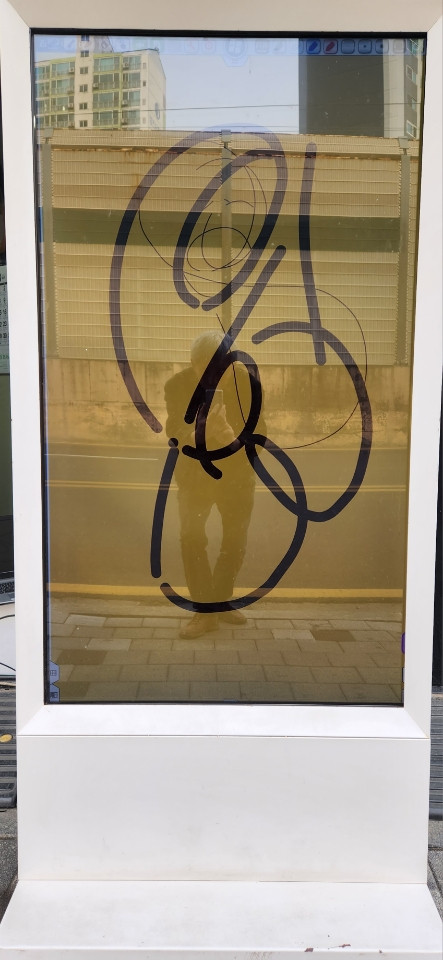 DID 영상 65인치 대형 모니터로 야외 광고나 영상 최적화된 제품이에요. 미니pc 내장, 터치스크린 이미지