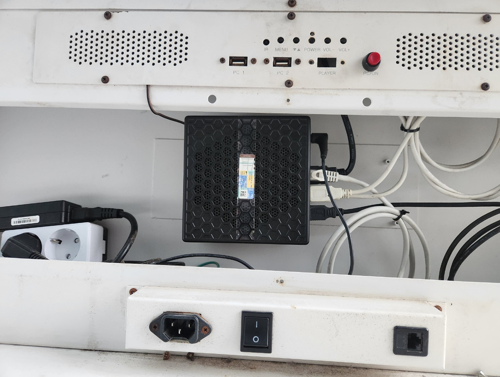 DID 영상 65인치 대형 모니터로 야외 광고나 영상 최적화된 제품이에요. 미니pc 내장, 터치스크린 이미지