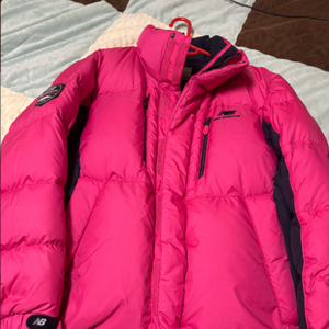 뉴발란스 핑크색 다운 패딩 이미지