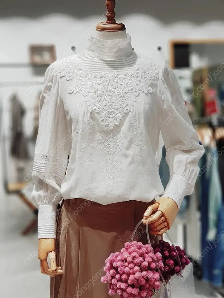 써스데이아일랜드 빈티지 자수 레이스 블라우스 셔츠 화이트 아이보리 모리걸 반 하이넥 콩단추 이미지