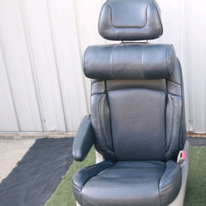 올뉴카니발 11인승 2열 리무진 시트 ( 반쪽만 ) 이미지