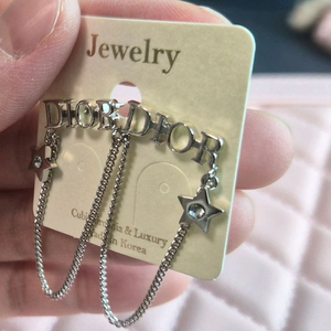 디 귀걸이 디스타일 귀걸이 드롭귀걸이 로고드롭 실버(새상품)