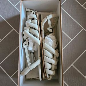 헤레우 카베르사 패딩 샌들