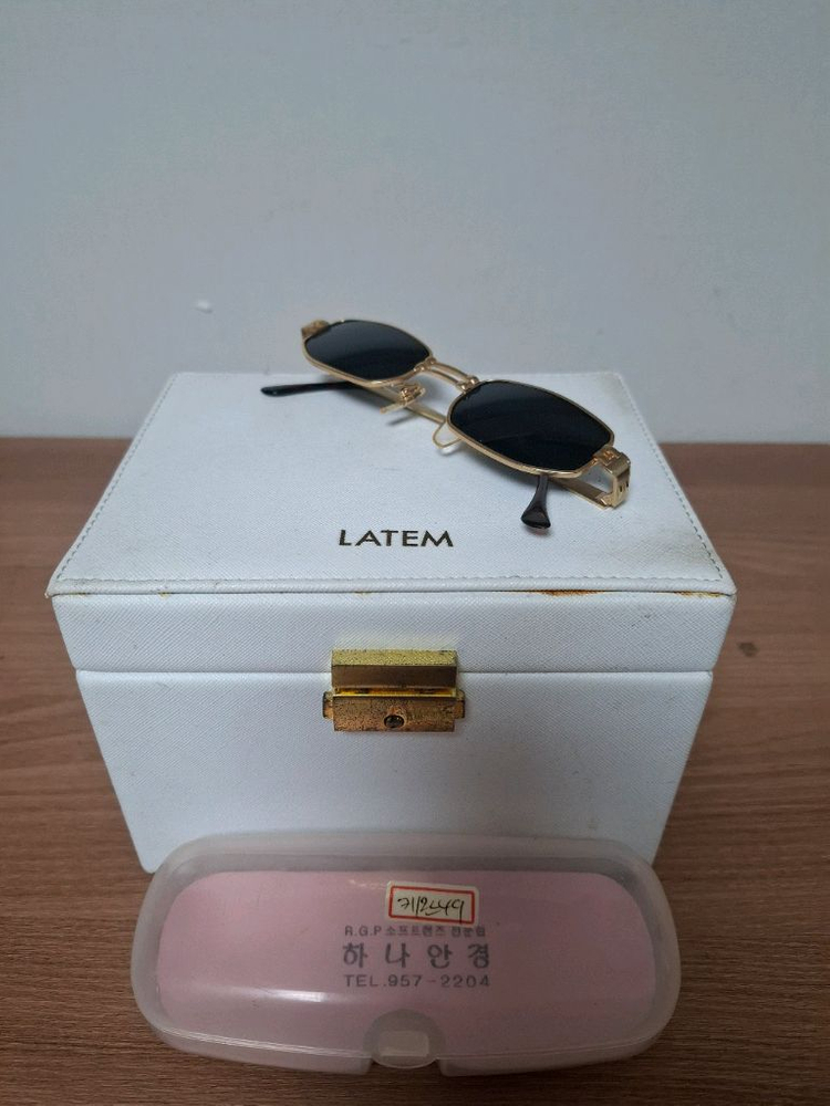 골드블랙 선글라스 이미지