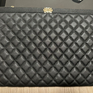 보이샤넬 캐비어 라지 금장 클러치백 판매합니다. 이미지