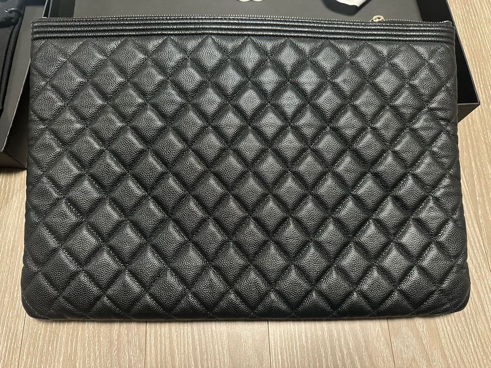 보이샤넬 캐비어 라지 금장 클러치백 판매합니다. 이미지