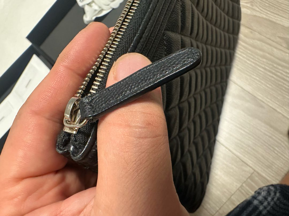 보이샤넬 캐비어 라지 금장 클러치백 판매합니다. 이미지