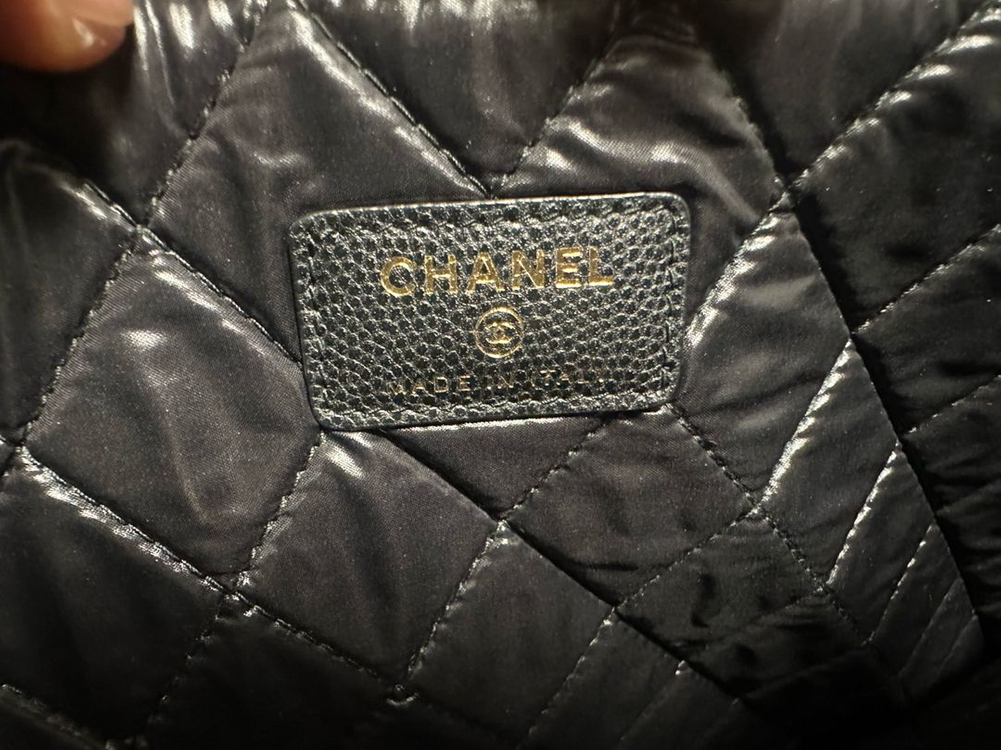 보이샤넬 캐비어 라지 금장 클러치백 판매합니다. 이미지