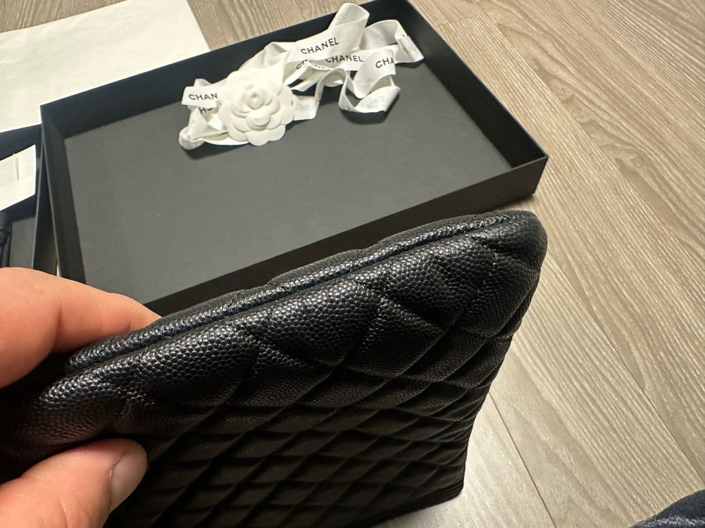 보이샤넬 캐비어 라지 금장 클러치백 판매합니다. 이미지