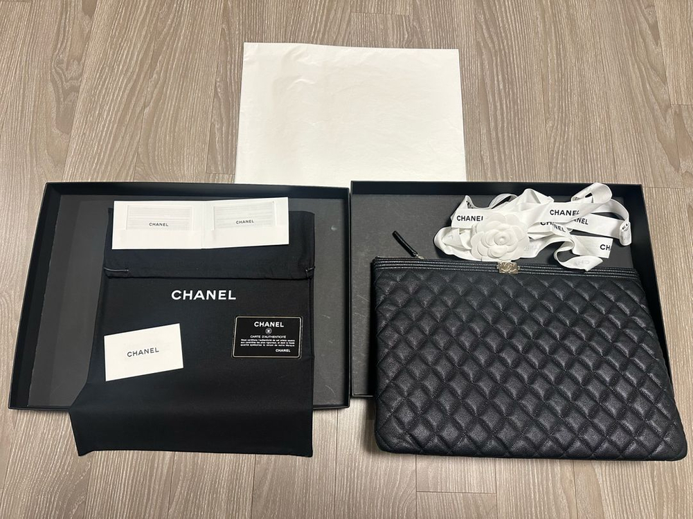 보이샤넬 캐비어 라지 금장 클러치백 판매합니다. 이미지