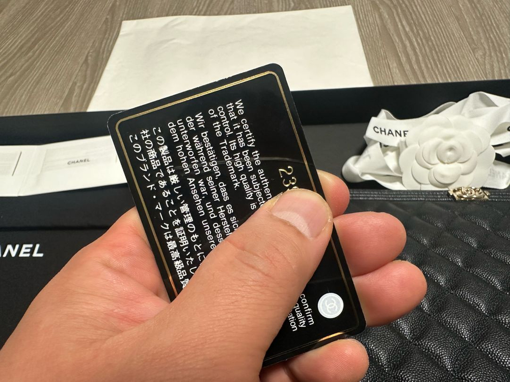 보이샤넬 캐비어 라지 금장 클러치백 판매합니다. 이미지