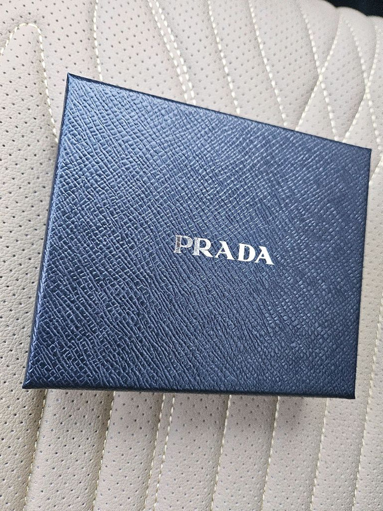 프라다 사피아노 레더 카드지갑 이미지