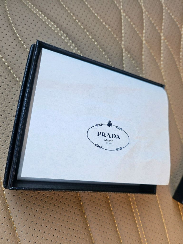 프라다 사피아노 레더 카드지갑 이미지