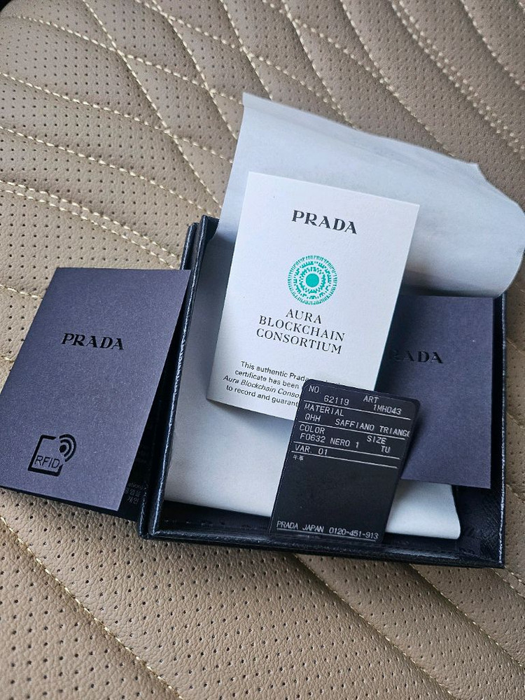 프라다 사피아노 레더 카드지갑 이미지