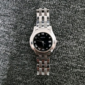 구찌 5500M 쿼츠 실버 검판 판매합니다 남여공용구찌 5500m 쿼츠 실버 입니다구성은 단품입니다잔기스 살짝보이지