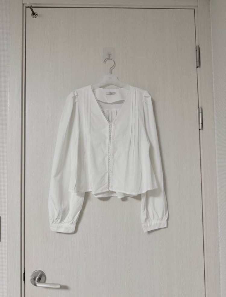 아이보리 레이스 브이넥 블라우스 Free 이미지