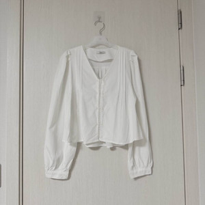 아이보리 레이스 브이넥 블라우스 Free 이미지