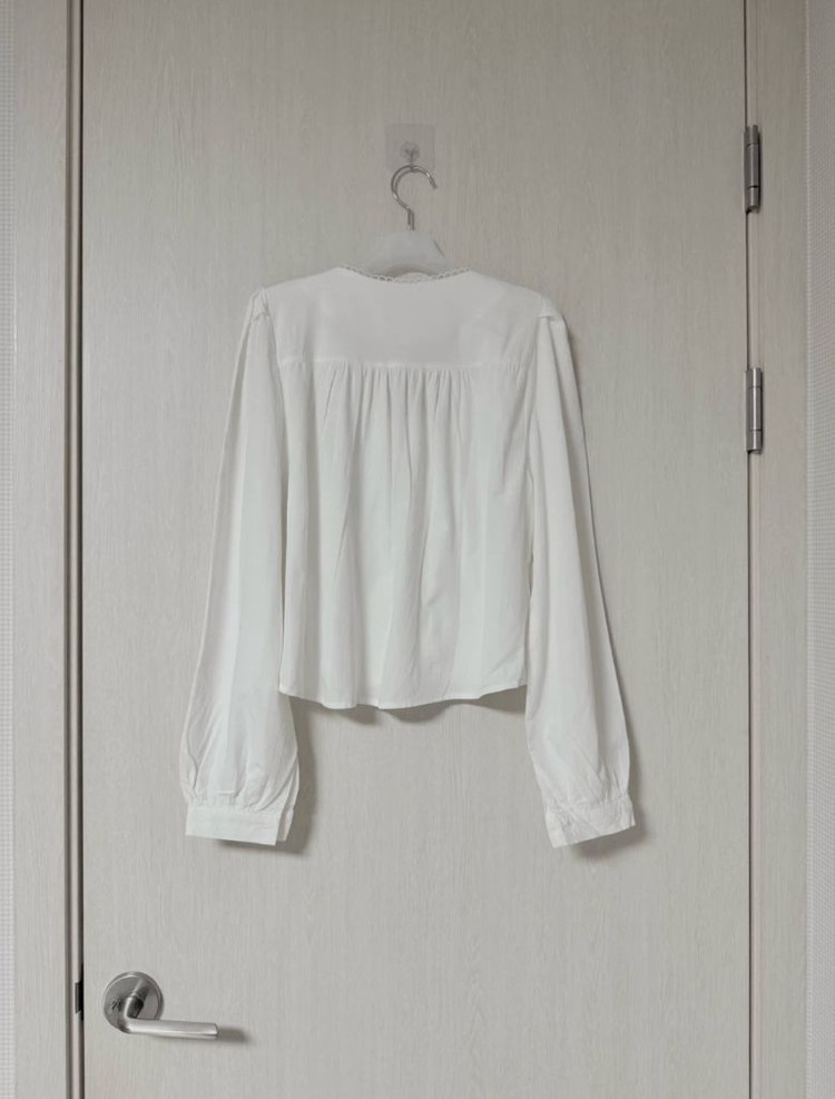 아이보리 레이스 브이넥 블라우스 Free 이미지