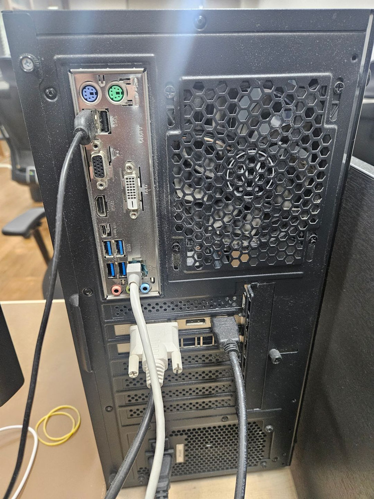데스크탑 PC : RYZEN 3500X / 16G RAM / SSD 500GB / GTX 1650S 이미지