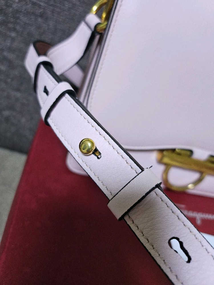 페라가모 간치니 크로스백 이미지