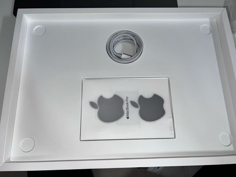 맥북 프로 16인치 2019 i7 이미지