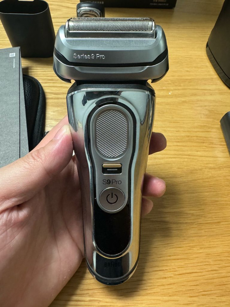 브라운 S9 Pro 전기면도기 풀세트 판매합니다(세척스테이션+프로케어헤드)--1