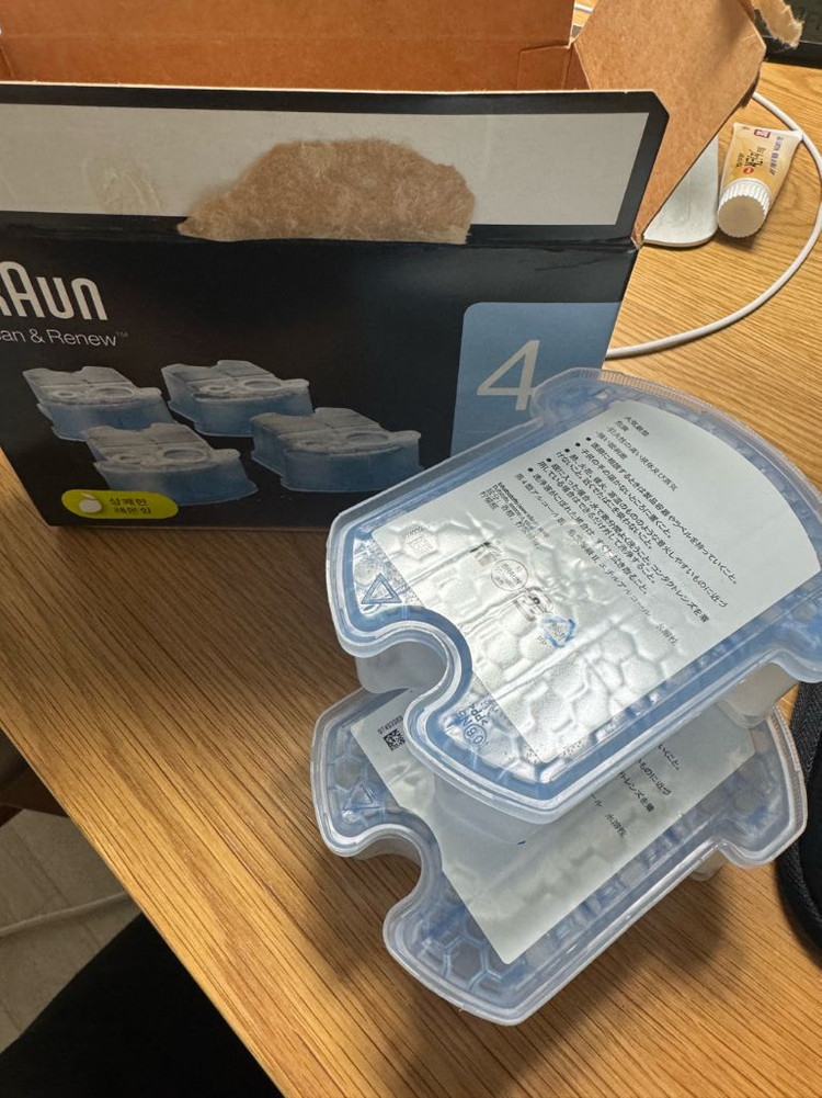 브라운 S9 Pro 전기면도기 풀세트 판매합니다(세척스테이션+프로케어헤드)--3