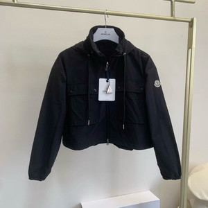 몽클레어 레다 크롭 바람막이