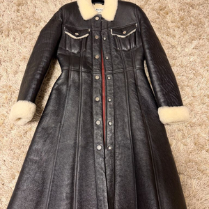 아크네 롱 무스탕