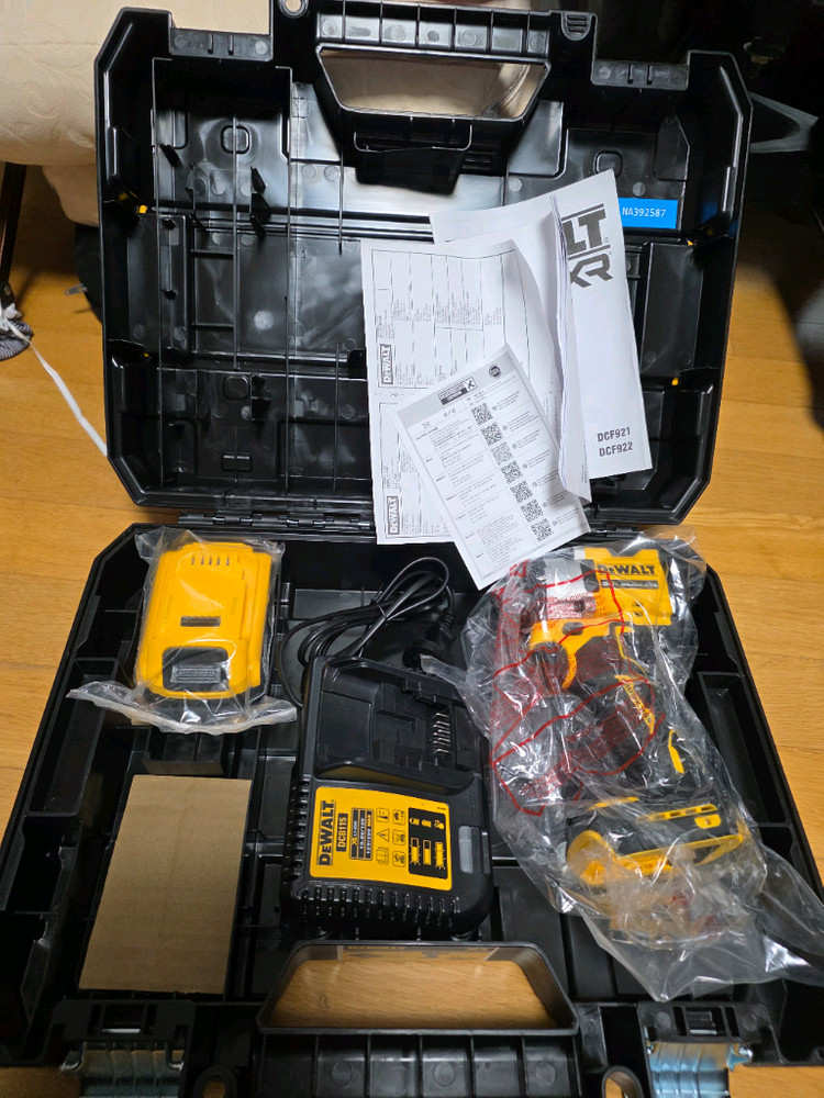 디월트 충전 임팩렌치 DCF922--1