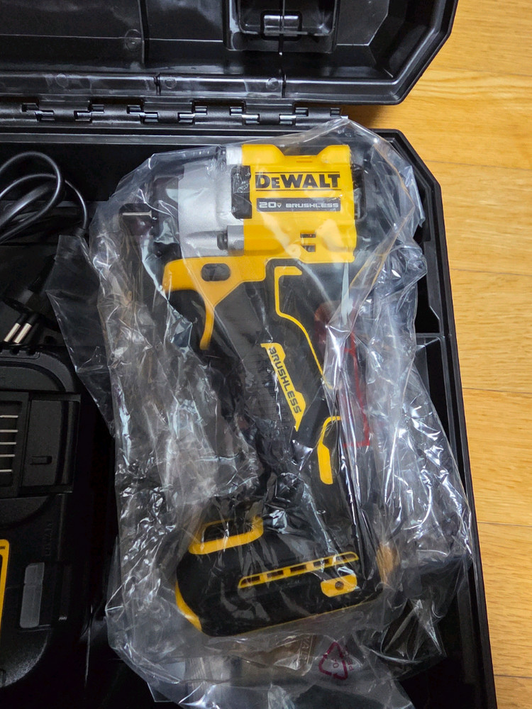 디월트 충전 임팩렌치 DCF922--2