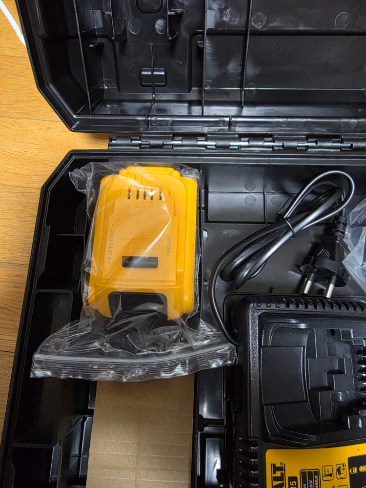 디월트 충전 임팩렌치 DCF922--3