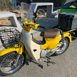 20년식 혼다 슈퍼커브 노랑 45xxkm 튜닝 다수(스포크 휠,탑박스) 이미지